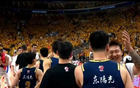 北京队球员满脸喜悦祝贺张皓嘉，深情感谢广东宏远俱乐部，感恩杜锋教练的培养与指导